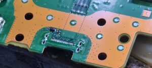 Puerto HDMI dañado en PlayStation 5 quitado de placa