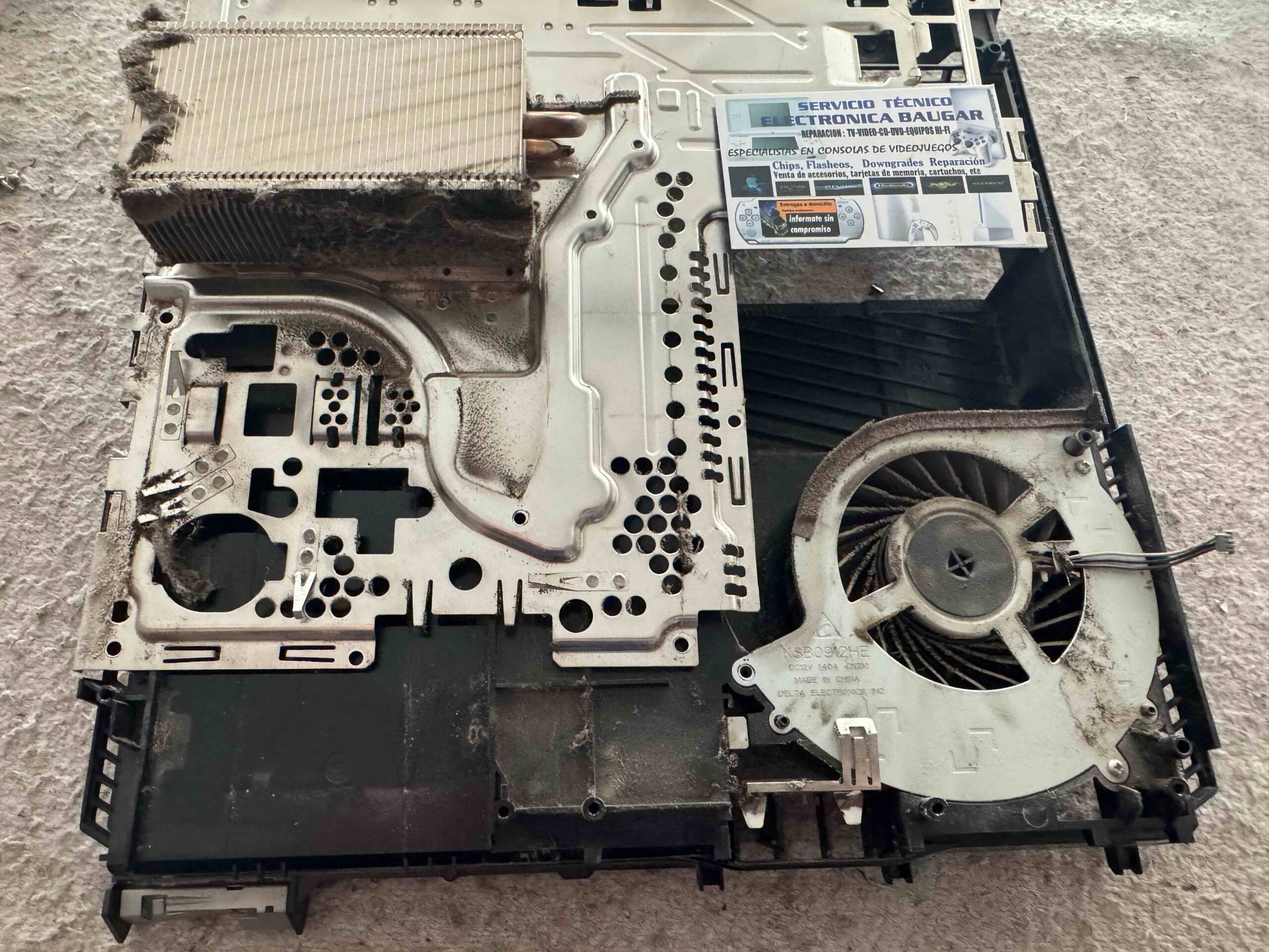 Reparación de sobrecalentamiento PS4 con ventilador y disipador obstruidos por polvo