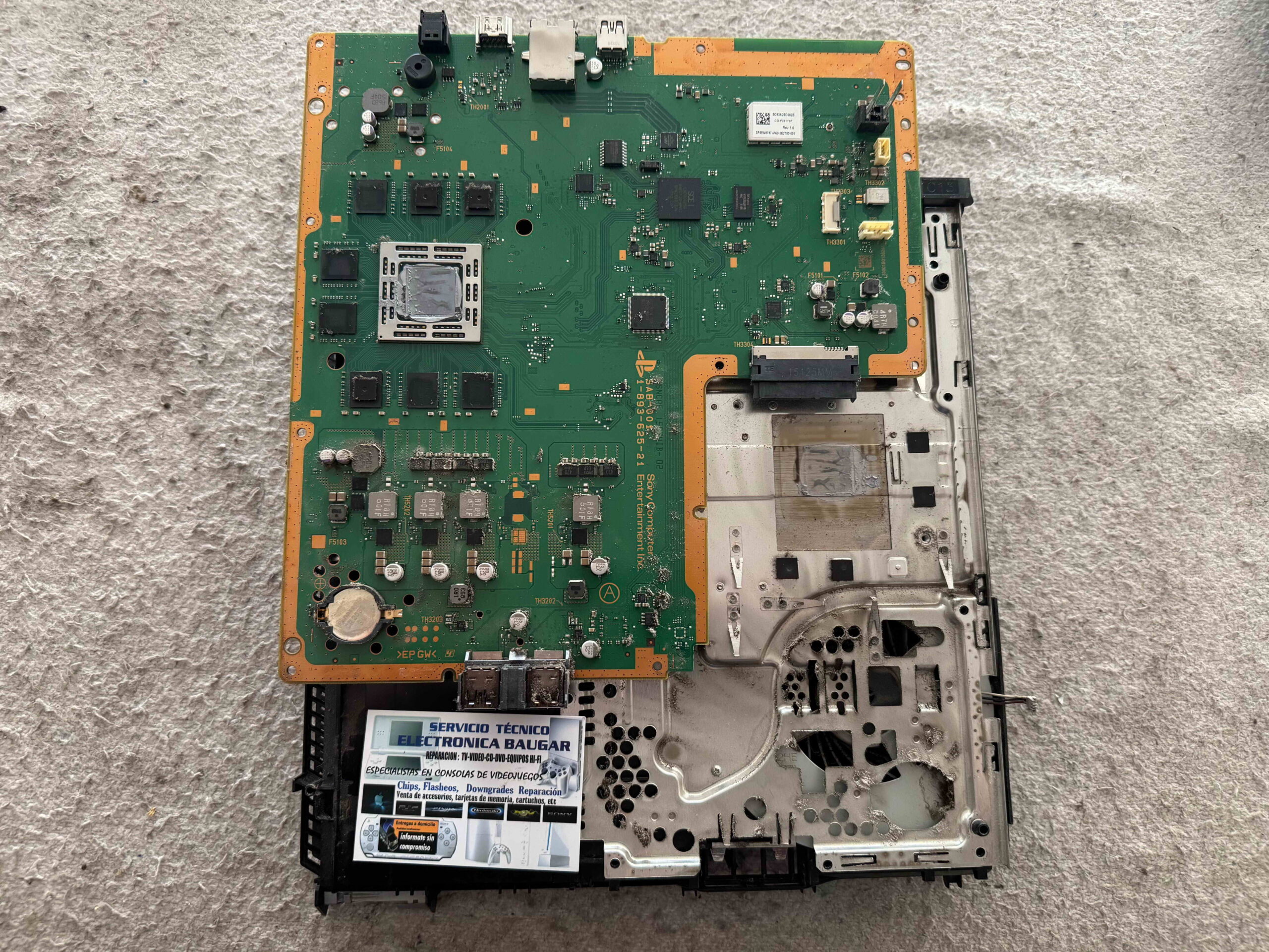 Interior de PlayStation 4 con acumulación de polvo durante proceso de reparación