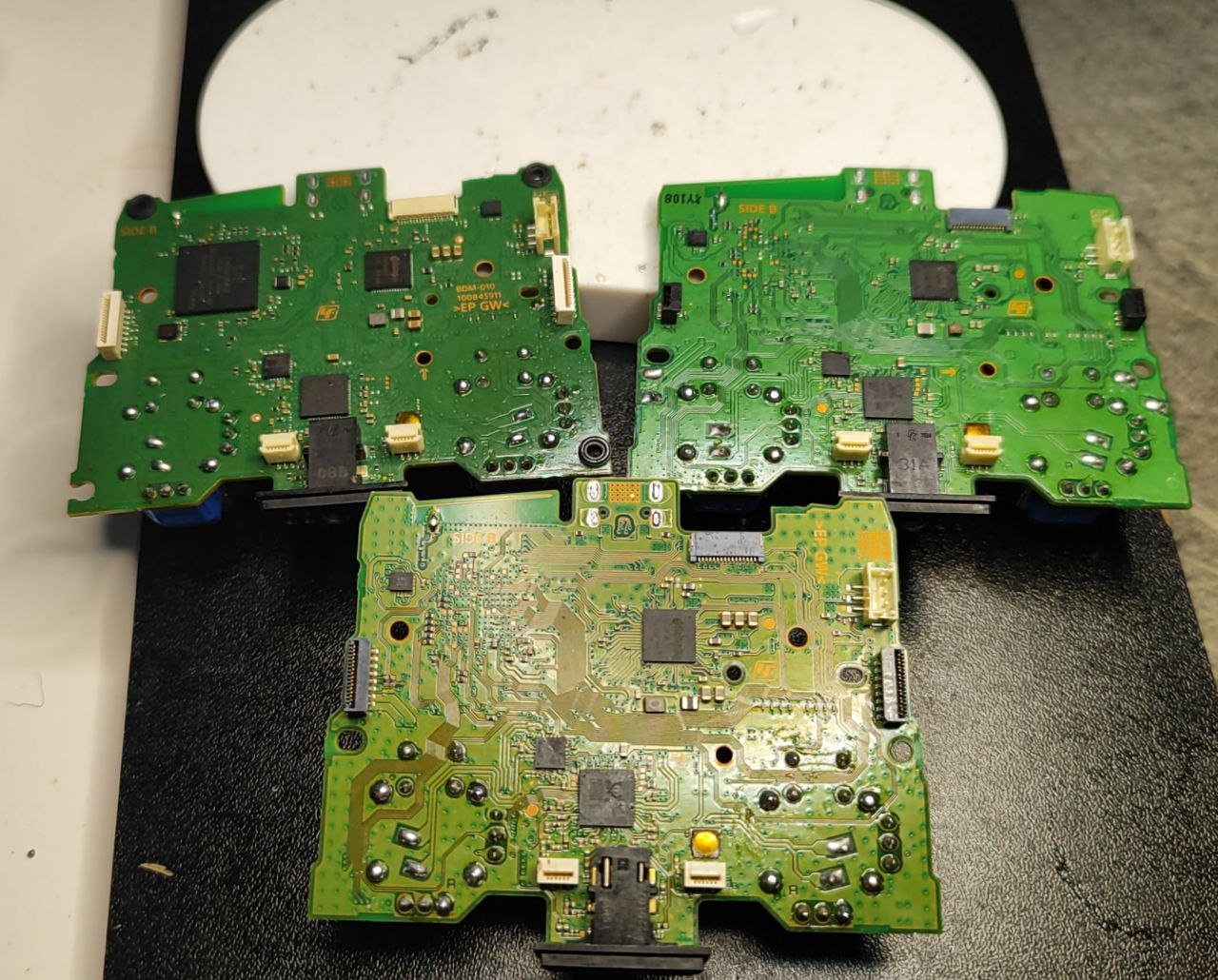 Placa electrónica de mando PS5 durante reparación profesional